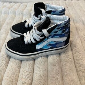 Kids High-Top Sneakers with Blue Camo Flame Accent 10.5 boys preloved